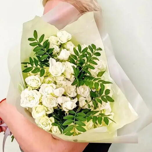Букет из белых кустовых роз и фисташки