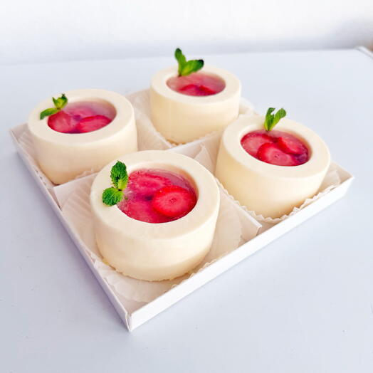 Муссовые пирожные с клубникой