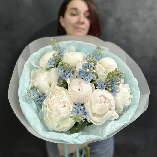 Небесный букет с пионами и незабудками