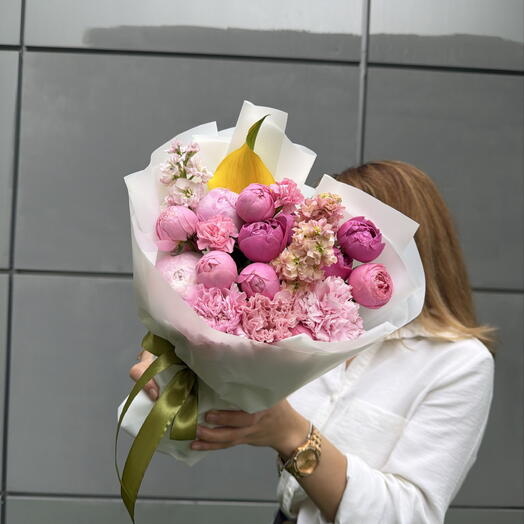 Композиция из калы и с пион розами