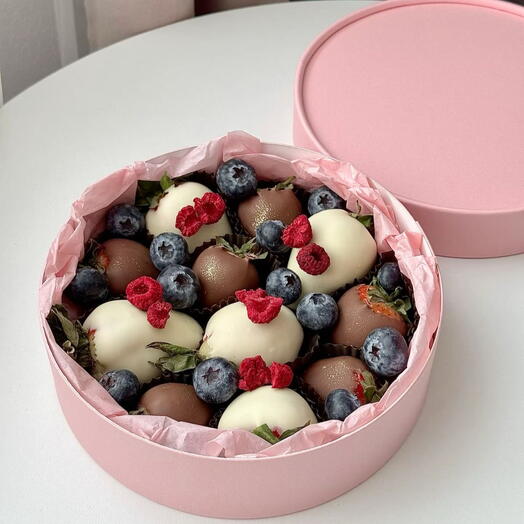 Клубника в двух шоколадах callebaut с голубикой