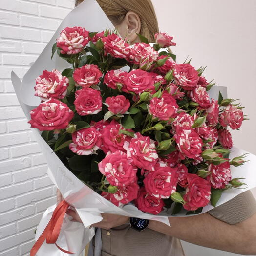 Букет из кустовой розы фаерворкс