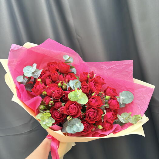 Букет из ярких пионовидных кустовых роз