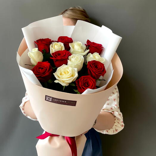 Красные и белые розы в одном букете «Единство двух сердец»💕