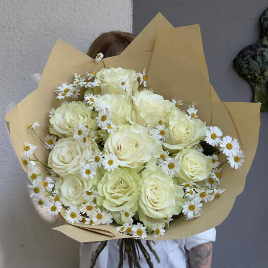 Mono-bouquet with 10 White roses and Camomiles