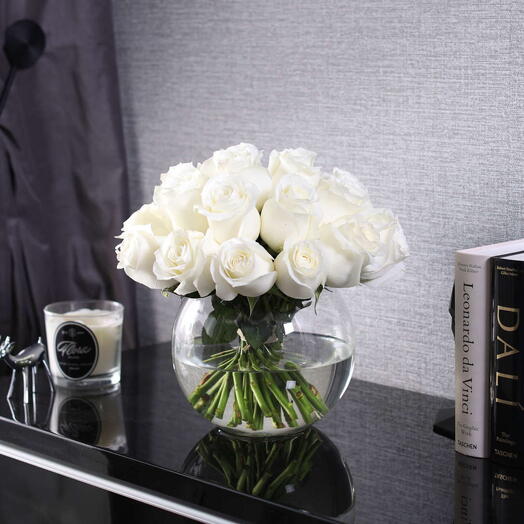 Bouquet of 25 roses "Proud" in a vase sphere