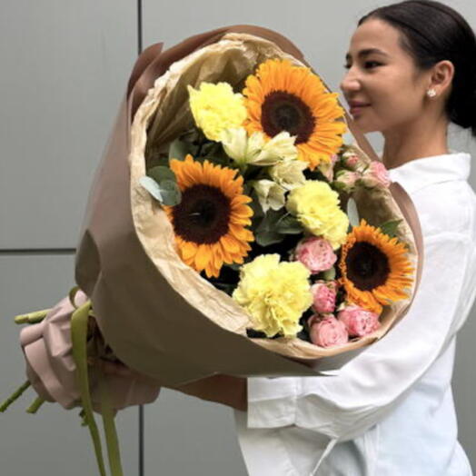 «Аромат лета: букет с подсолнухами, розами и диантусами» 🌾🌻🌿 в матовой упаковке 💐