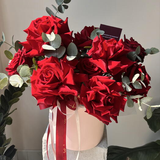Коробка с бордовыми французскими розами