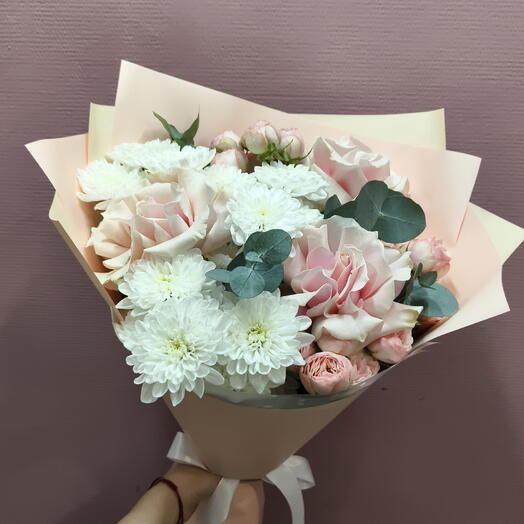 Соборный букет с кустовой розой и хризантемой