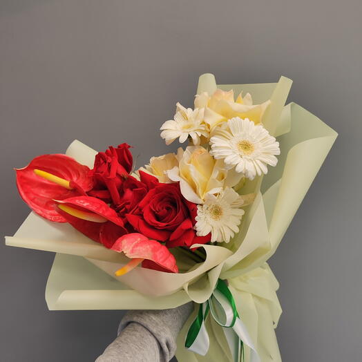 Букет с антуриумом и розами🌹