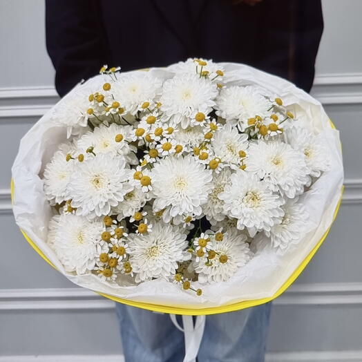 Солнечный букет из кустовых хризантем и ромашек в дизайнерской упаковке