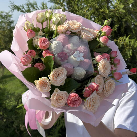 Цветы и клубника в шоколаде