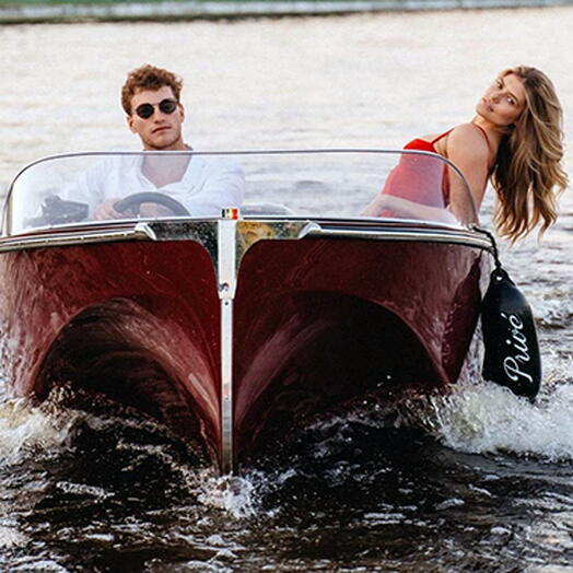 Подарочный сертификат Прогулка на катере Prive Amore Большая вода, 1-4 чел. (1,5 час, выходн дни)