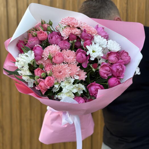 Букет из пионовидной кустовой розы