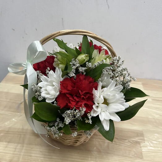 Корзинка с розой, хризантемой, лимониумом