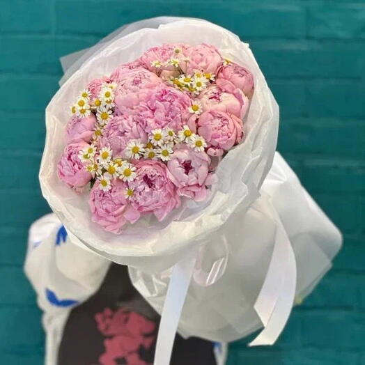 Букет  из  15 пионов и ромашки
