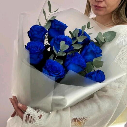 Букет из 9 синих роз с эвкалиптом