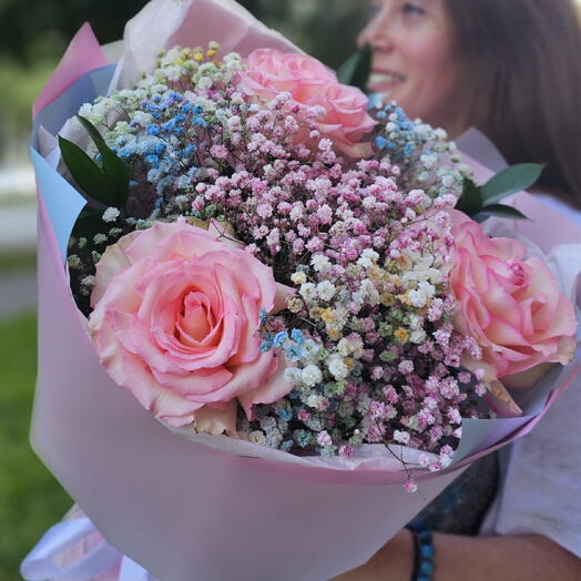 Букет из ажурных роз и радужных гипсофил