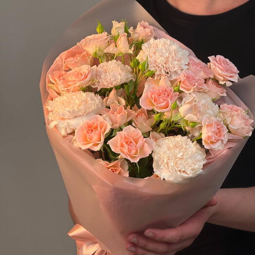 Нежные гвоздики и кустовые розы сплелись в одном букете