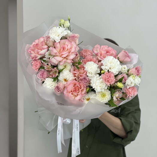 Нежный букет из георгинов, диантусов и роз