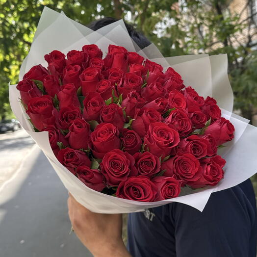 Не крупная бордовая Роза