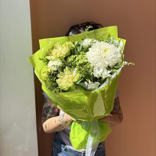 Зеленый букет с необычными розами, гортензией и хризантемой