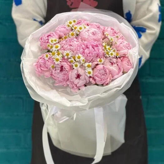 Букет из  15 пионов и ромашки