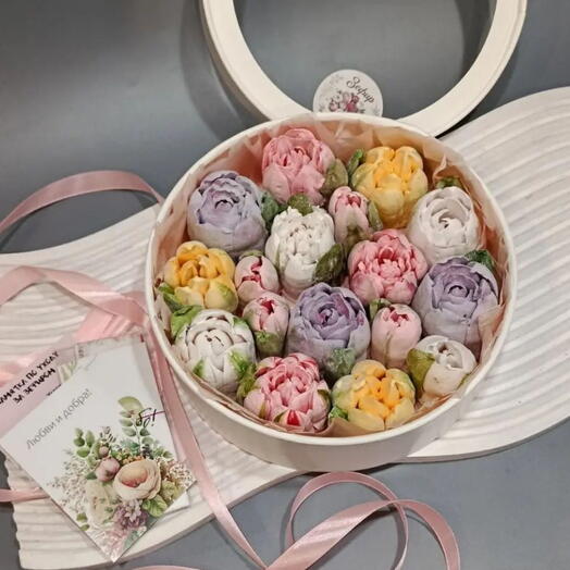 Коробочка с зефирные и тюльпанами
