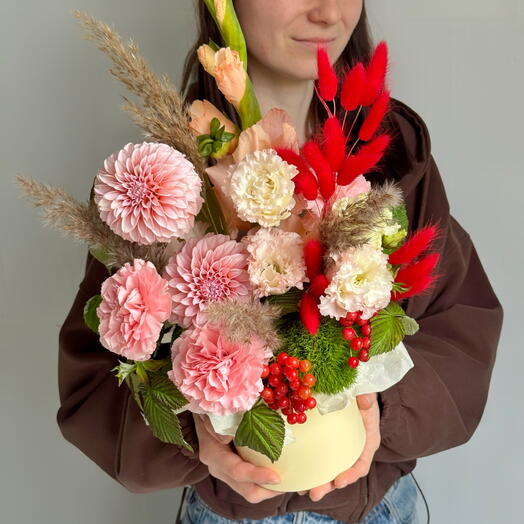 Композиция с георгинами, гладиолусами и травушками