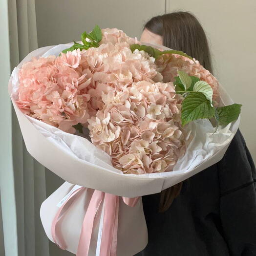 Свежий букет с персиковыми гортензиями и ветками малины