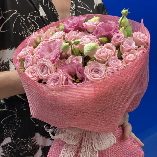 Pink flowers for you, букет из кустовых роз и эустом