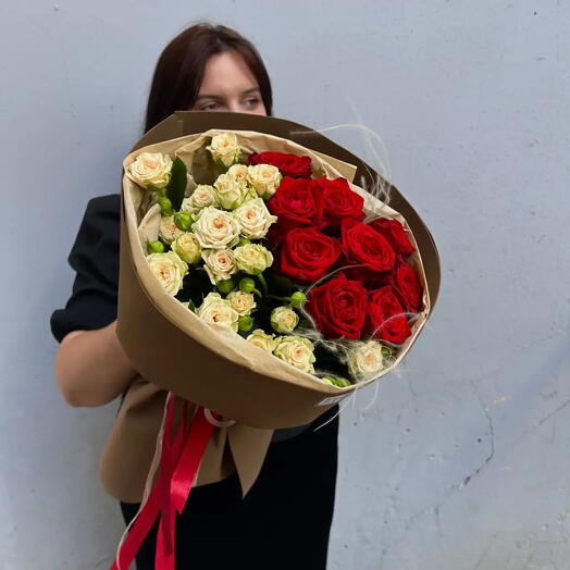 Авторский букет из красных и кустовых кремовых роз «Контраст в пуху»😍
