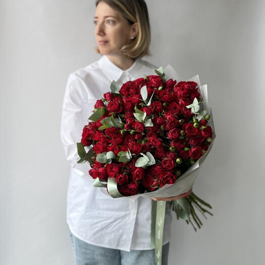 Bouquet of red bush roses