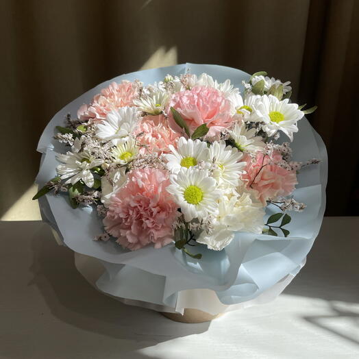 Композиция в шляпной коробке с ромашками , диантусами и лимониумом