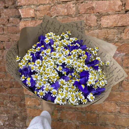 Букет ромашек и ирисов