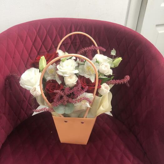 Композиция с красными розами, экстомой, амарантом