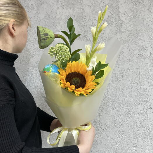 1 сентября! Букет из лотоса, подсолнуха, седума, гладиолуса и рускуса 💚