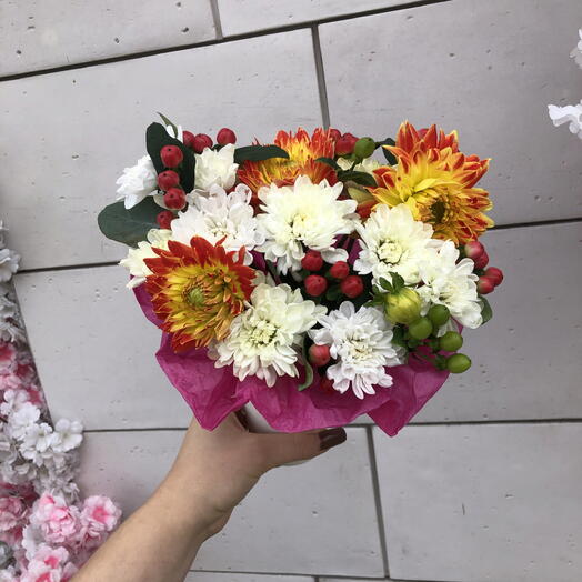 Композиция с Гиперикумом и георгинами