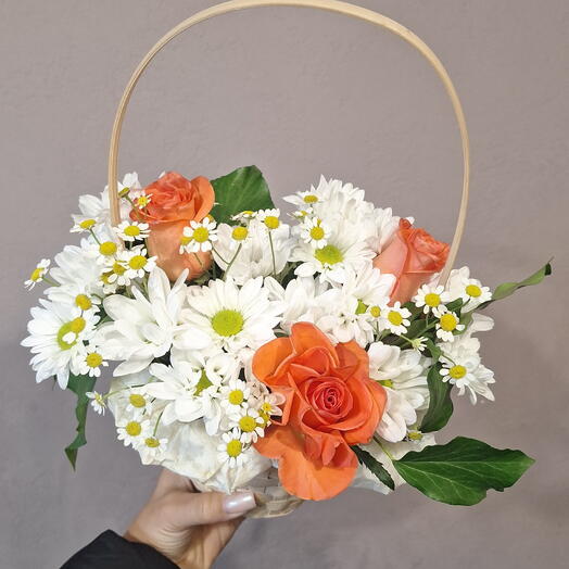 Корзина с розами, хризантемой и ромашками