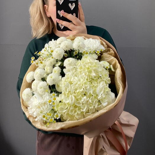 Нежный букет из сезонных цветов ( гортензия , матрикария , диантусы и ньютоны )