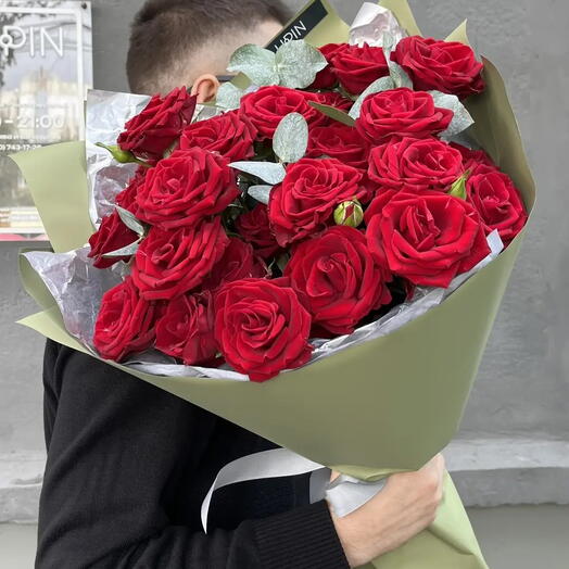 Роза кустовая в бордовом цвете