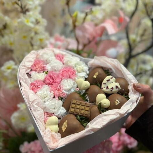 Клубника и цветы