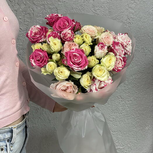 Букет из 7 кустовых роз микс в оформлении 💐