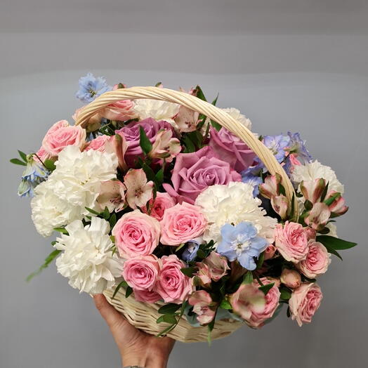 Композиция с розой, гвоздикой, дельфиниум