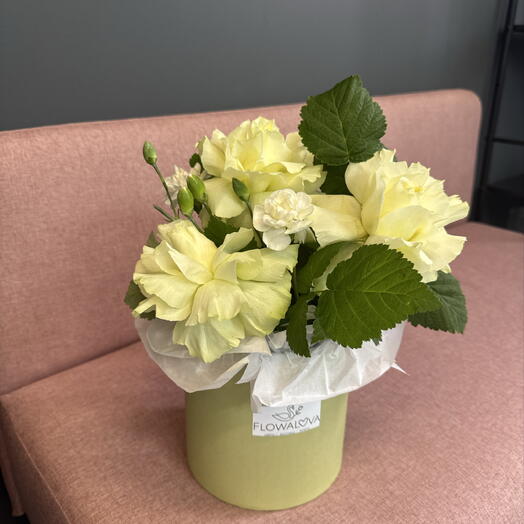 Французские розы 🤍💚 композиция в шляпной коробке