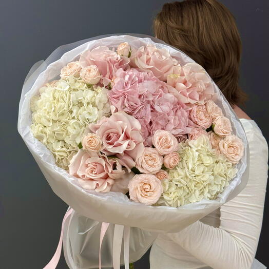 Пышный букет из гортензий и роз💗
