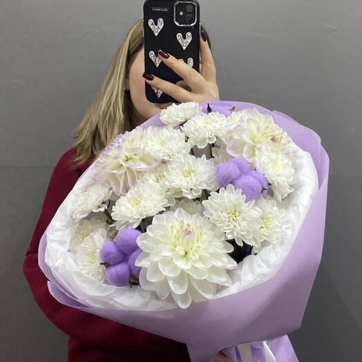 Лавандовый букет из сезонных хризантем георгин с хлопком