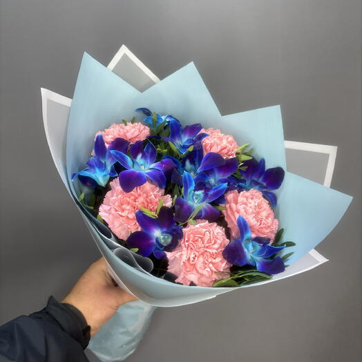 Букет нежных гвоздик и синих орхидей💐