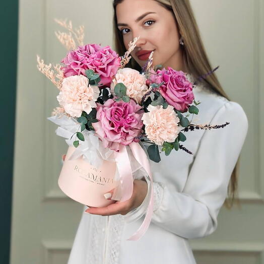Коробочка с розами и диантусами 621