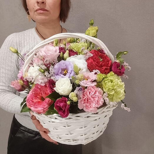Корзина"Радужный сад",яркая композиция в белой корзине к дню учителя